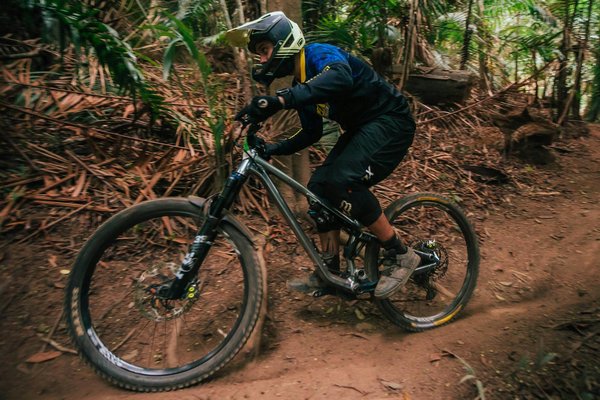 Quels exercices de renforcement des muscles du bas du dos sont essentiels pour les pratiquants de pole dance?