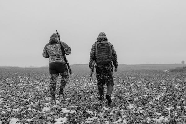 Les meilleures tenues de chasse homme adaptées à toutes les saisons